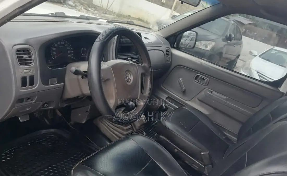 Nissan Hardbody 2010 White