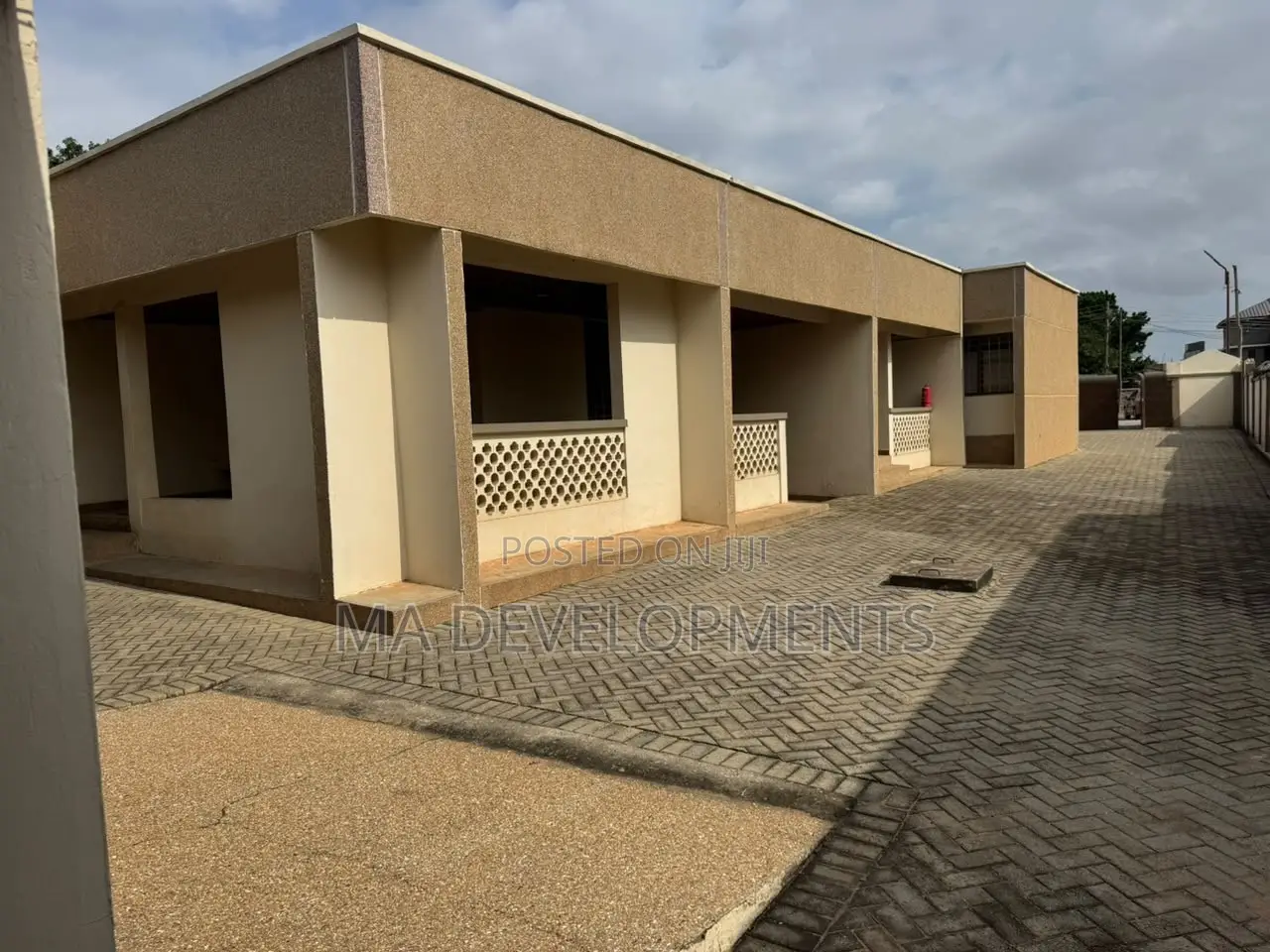 6bdrm House in Madev Realty, Achimota for rent