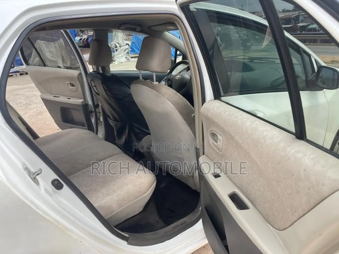 Toyota Vitz 1.3 AWD 5dr 2010 White
