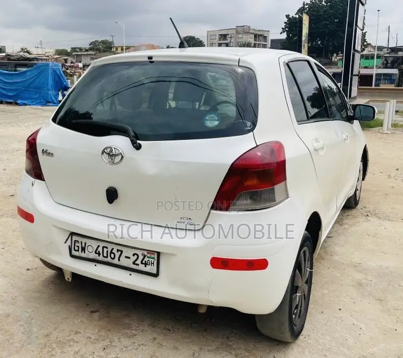 Toyota Vitz 1.3 AWD 5dr 2010 White