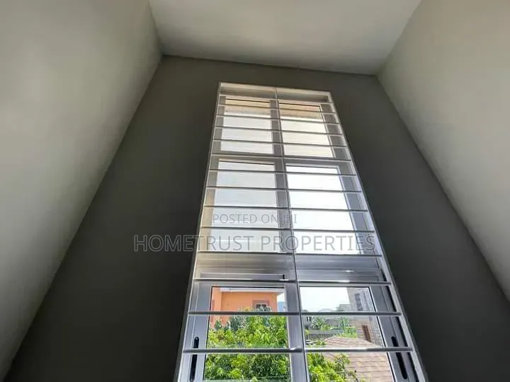 4bdrm Duplex in East Airport for sale