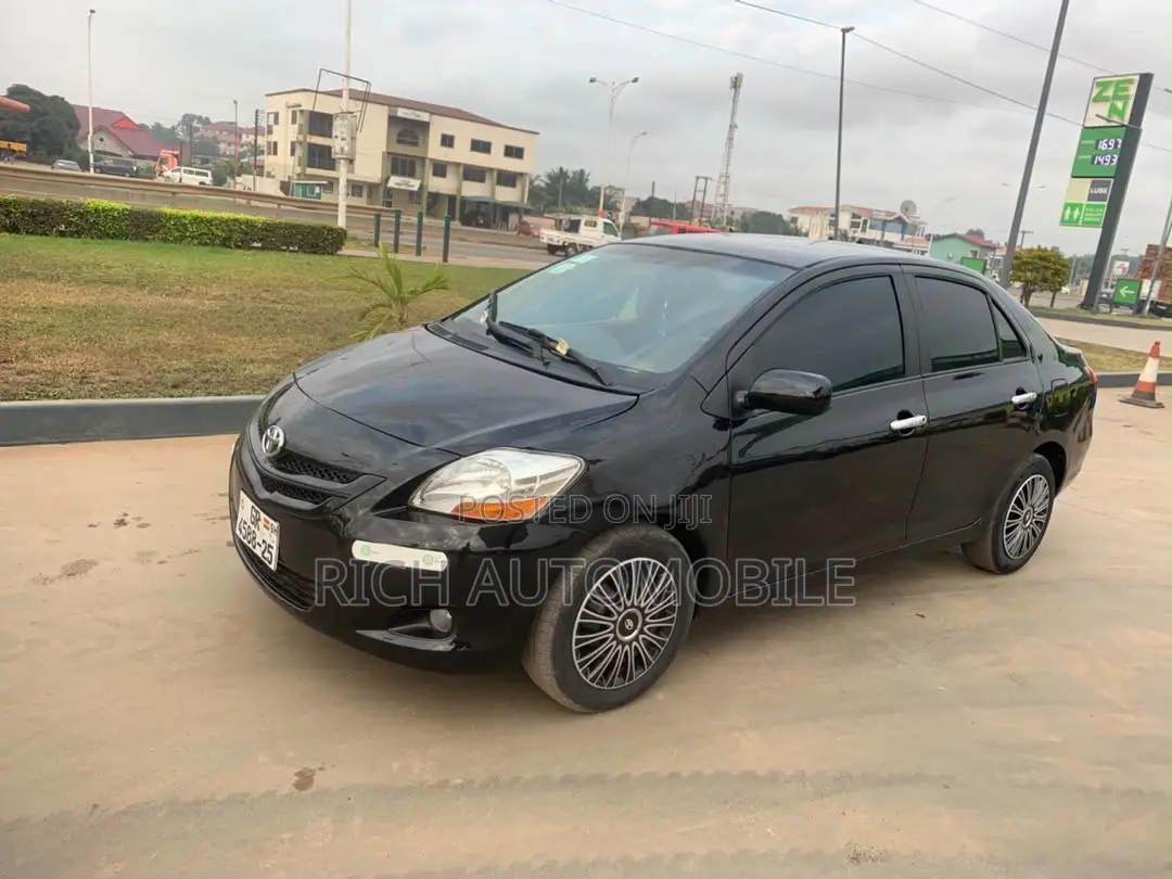 Toyota Yaris Base Sedan 4dr 2010 Black