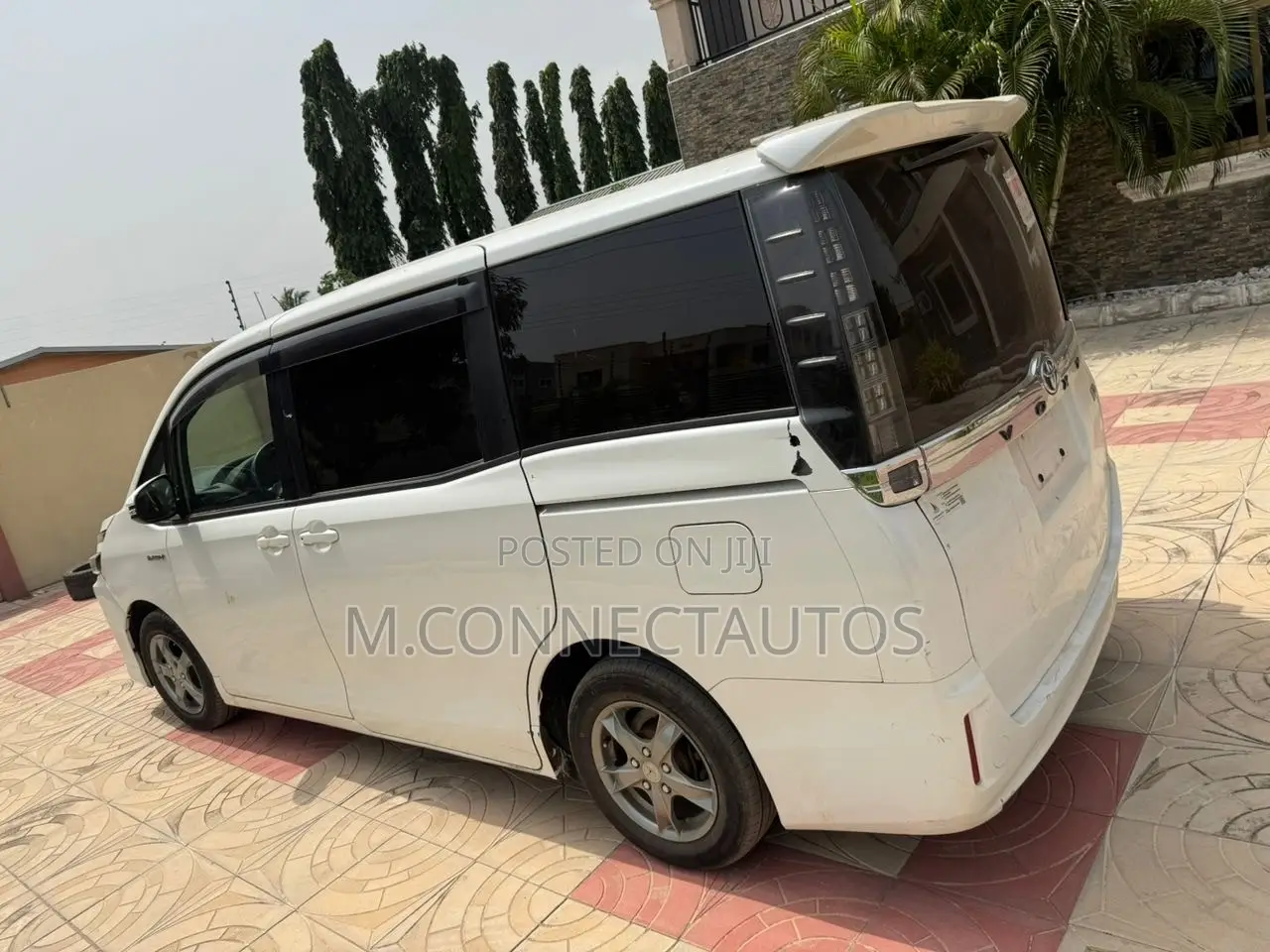 Toyota Voxy Hybrid X 2WD 7-Seater 2014 White