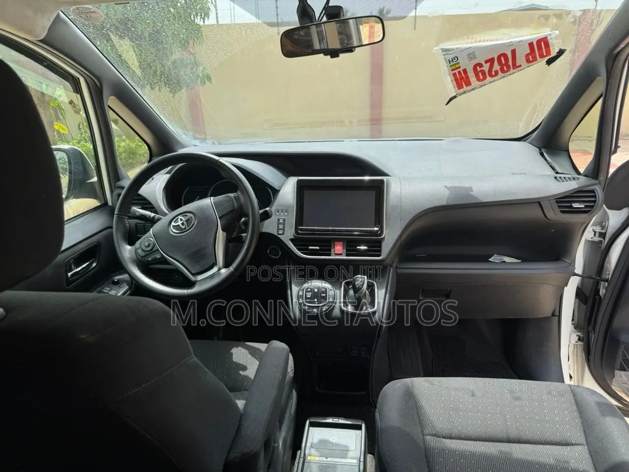 Toyota Voxy Hybrid X 2WD 7-Seater 2014 White