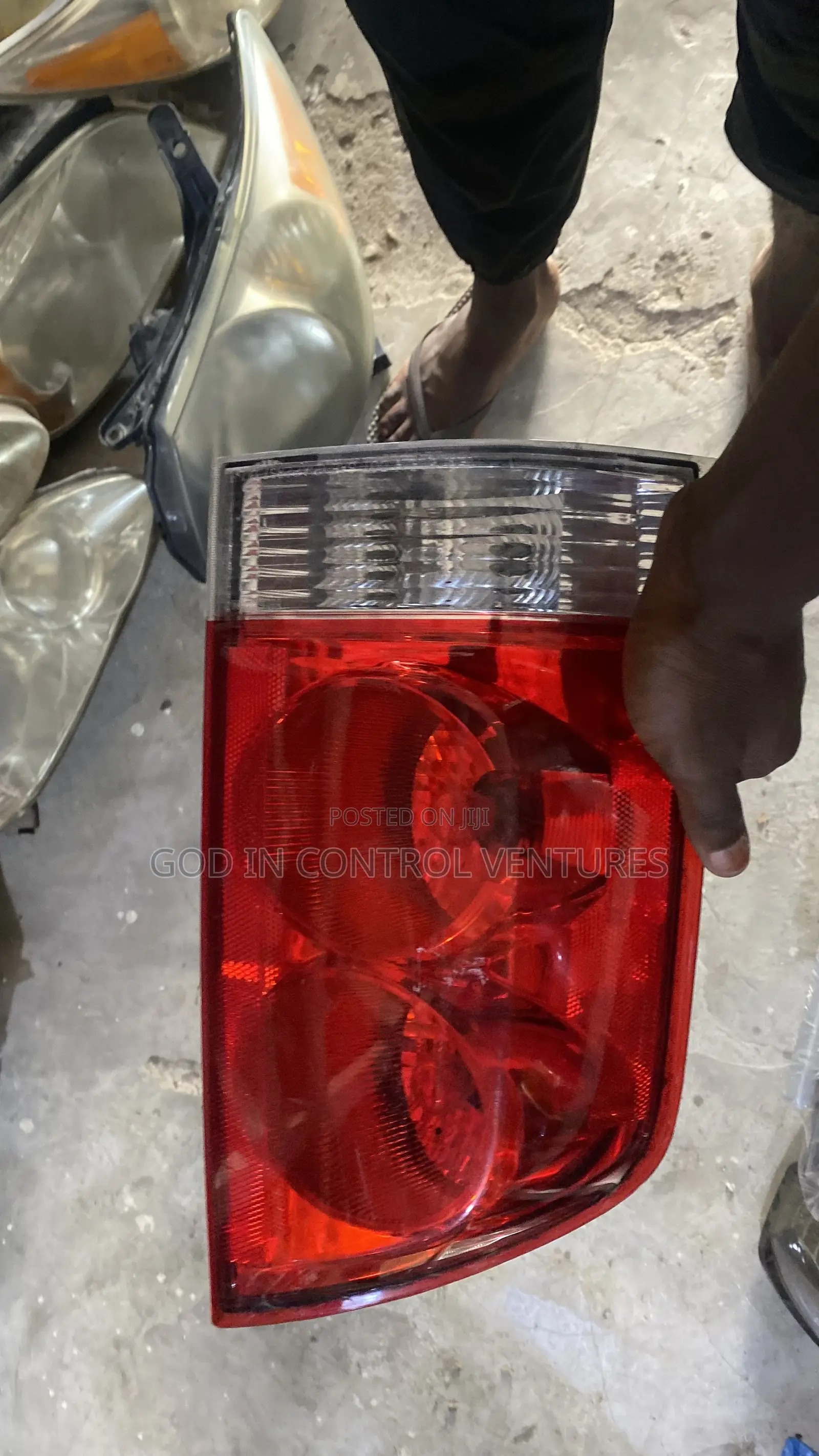 Nissan Armada 2005 Tail Light