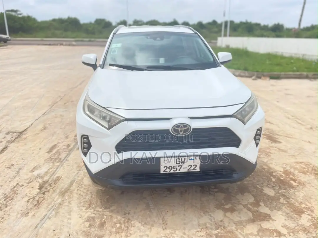 Toyota RAV4 XLE AWD 2019 White