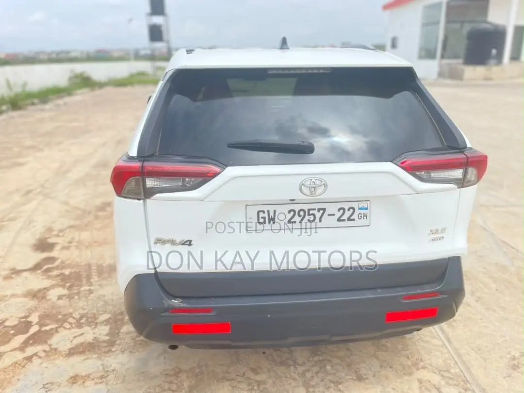 Toyota RAV4 XLE AWD 2019 White