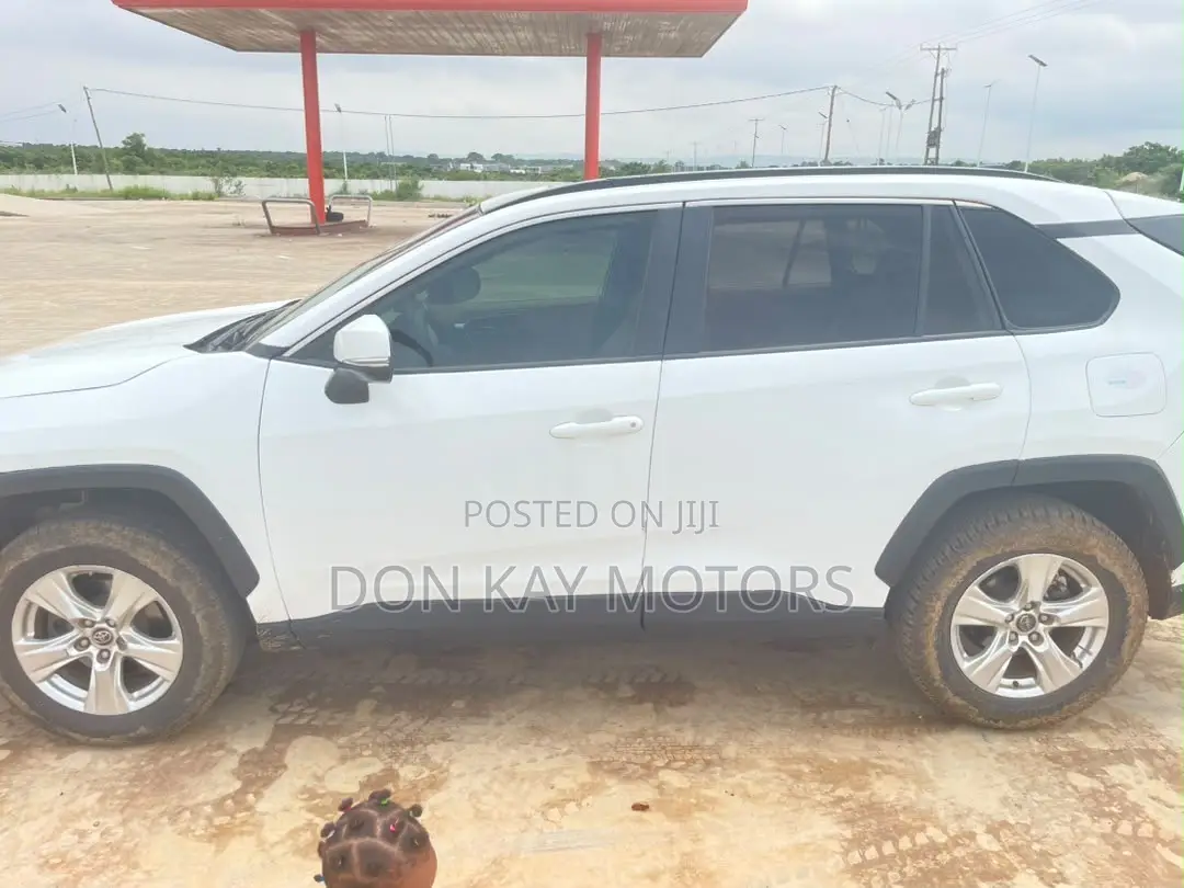 Toyota RAV4 XLE AWD 2019 White