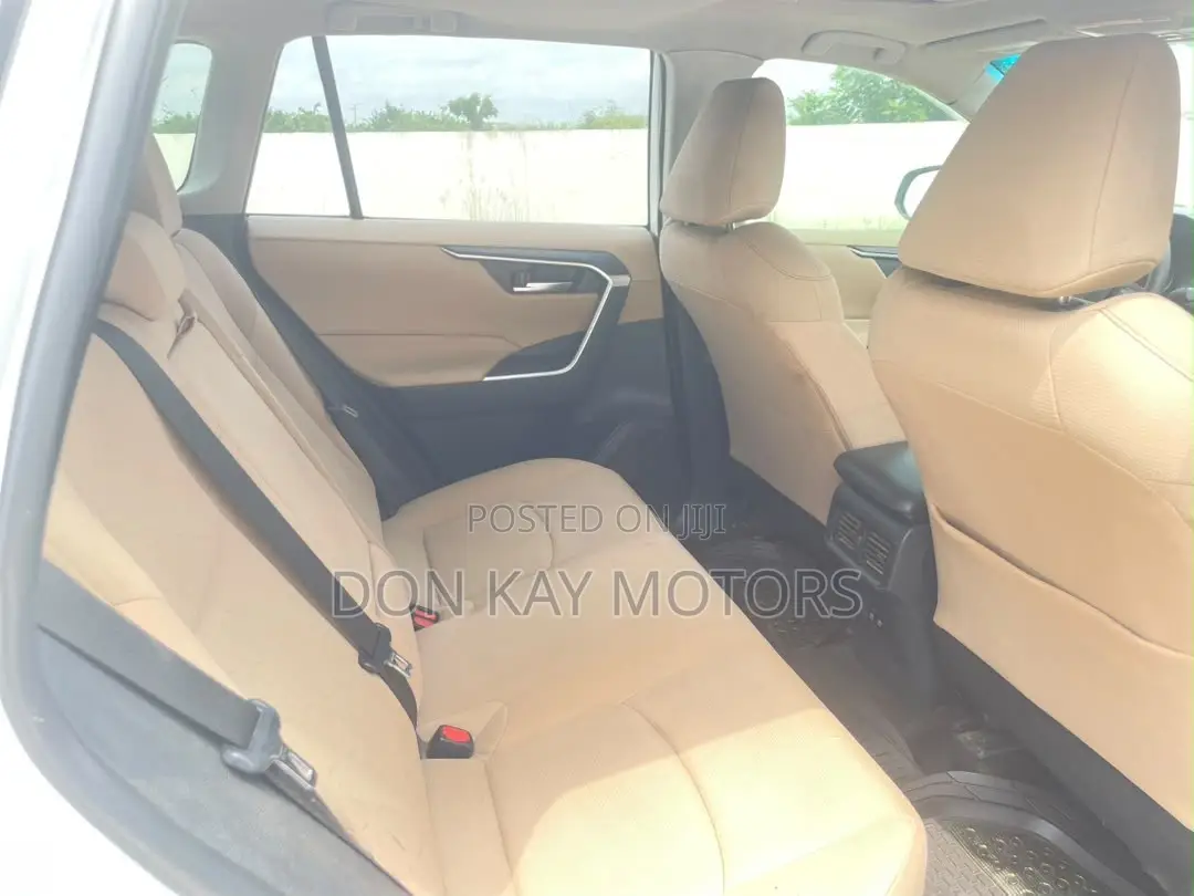 Toyota RAV4 XLE AWD 2019 White