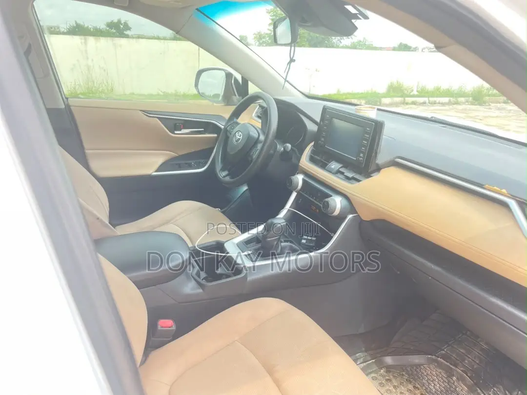 Toyota RAV4 XLE AWD 2019 White