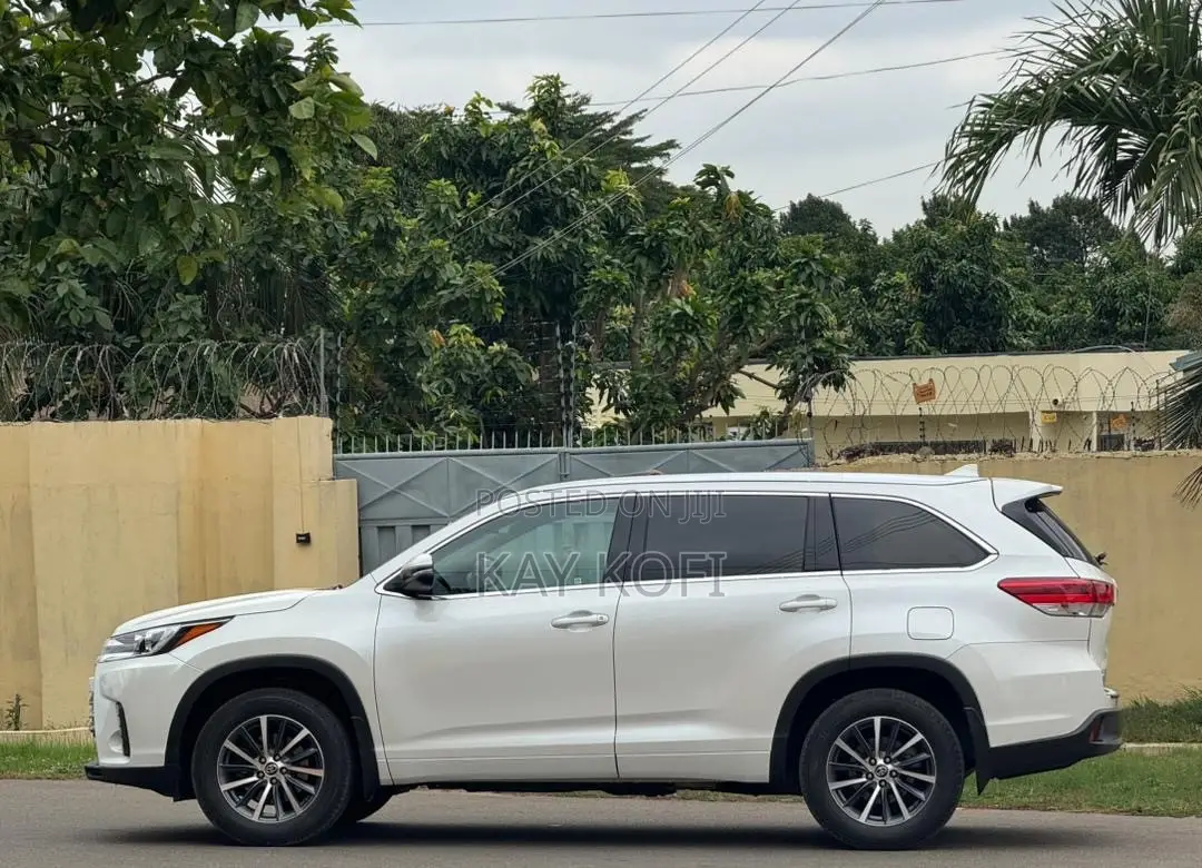 Toyota Highlander XLE 4x4 V6 (3.5L 6cyl 8A) 2018 White