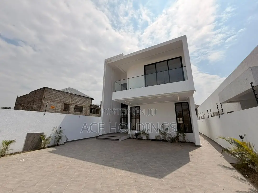 4bdrm Duplex in Lakeside for sale