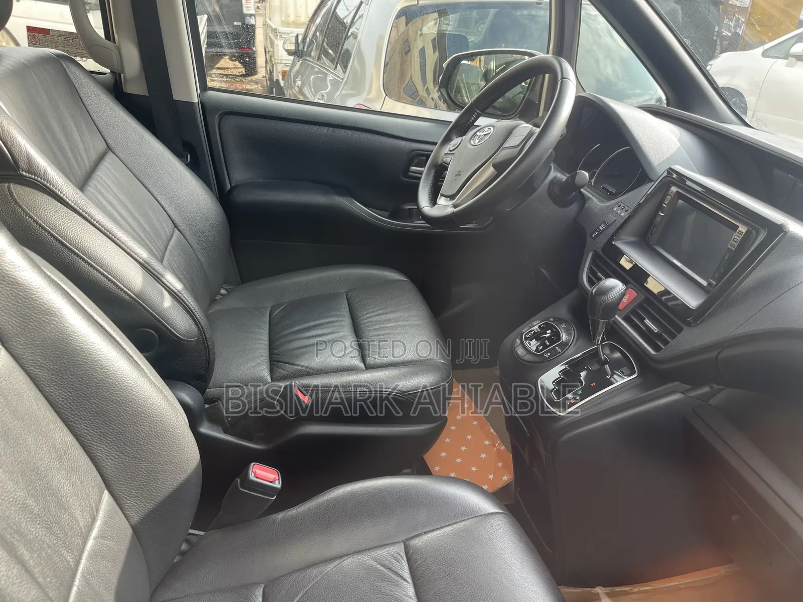 Toyota Noah 2.0 FWD (8 Seater) 2015 White