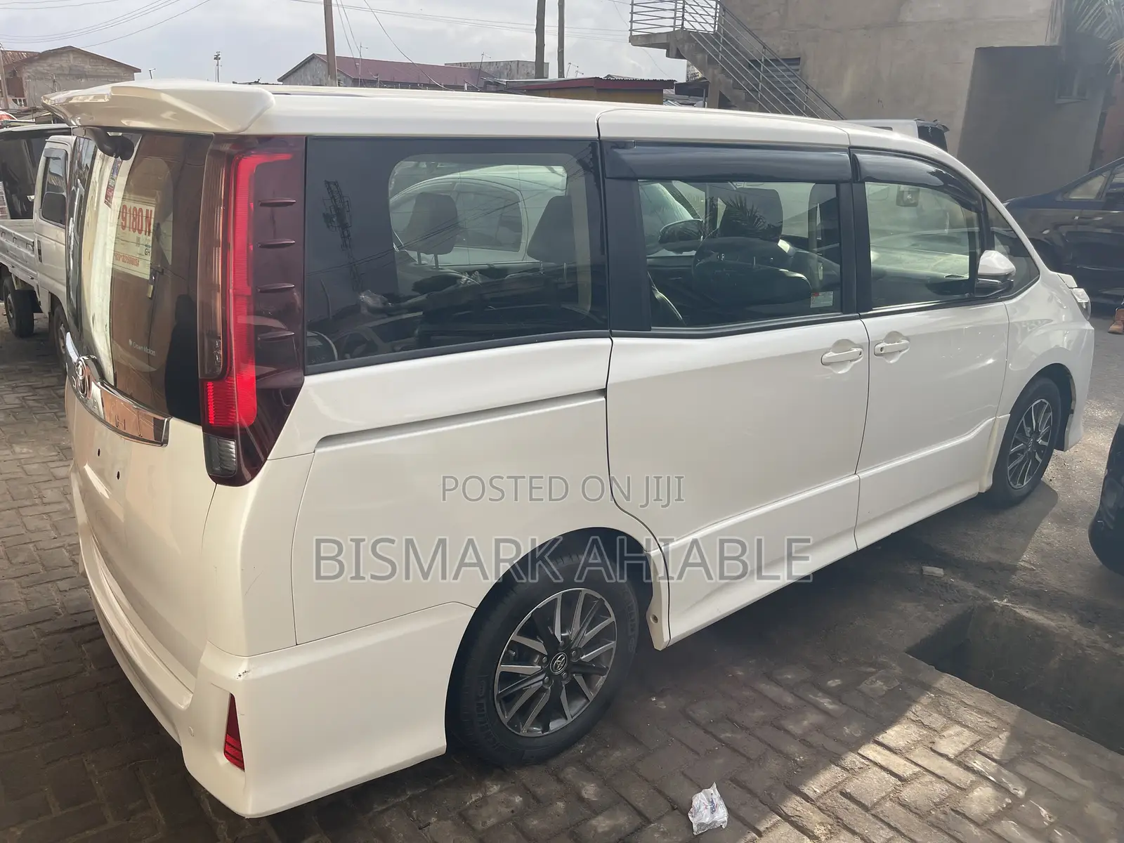 Toyota Noah 2.0 FWD (8 Seater) 2015 White