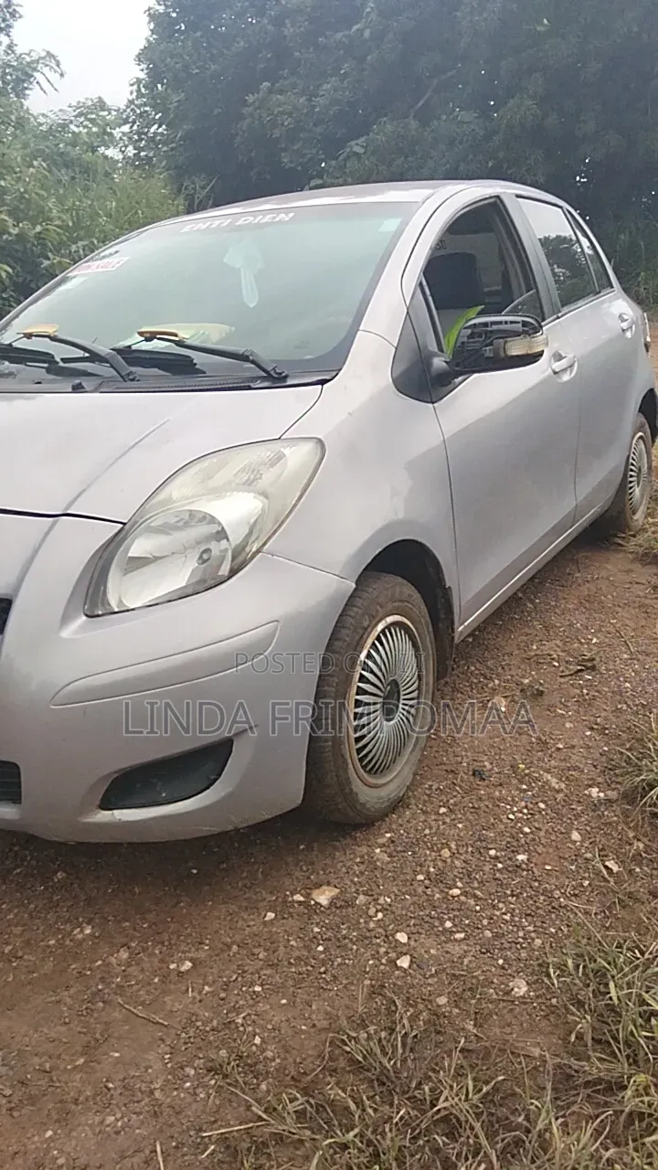 Toyota Vitz 1.3 FWD 3dr 2012 Silver