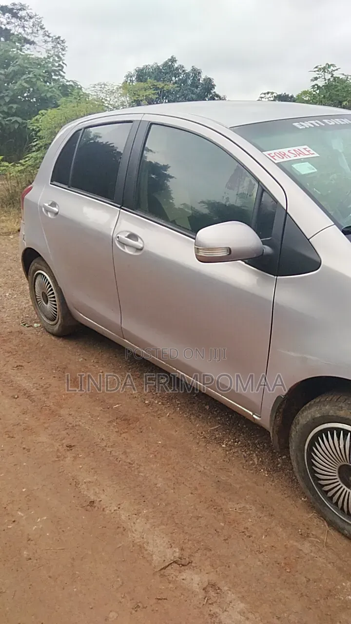 Toyota Vitz 1.3 FWD 3dr 2012 Silver