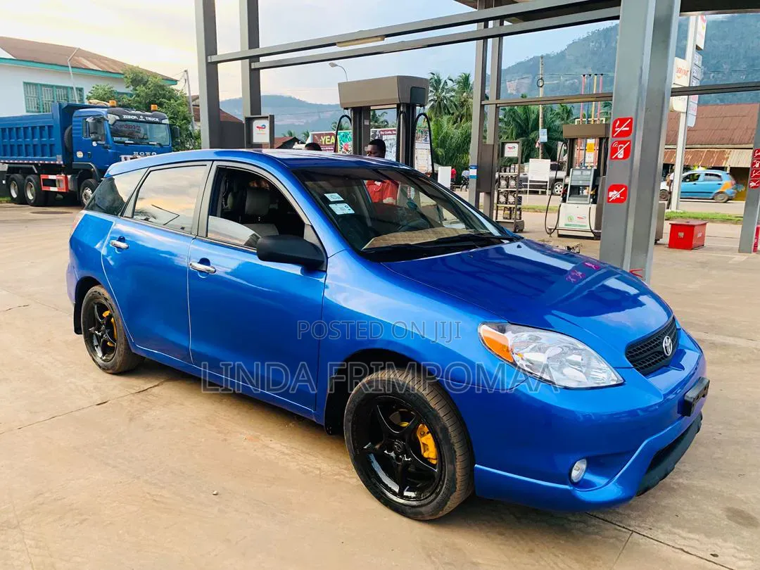 Toyota Matrix L Hatchback FWD (1.8L 4cyl 5M) 2011 Blue