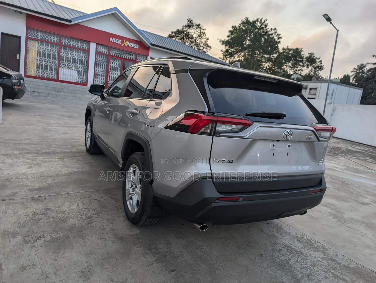 Toyota RAV4 XLE Premium AWD 2020 Silver