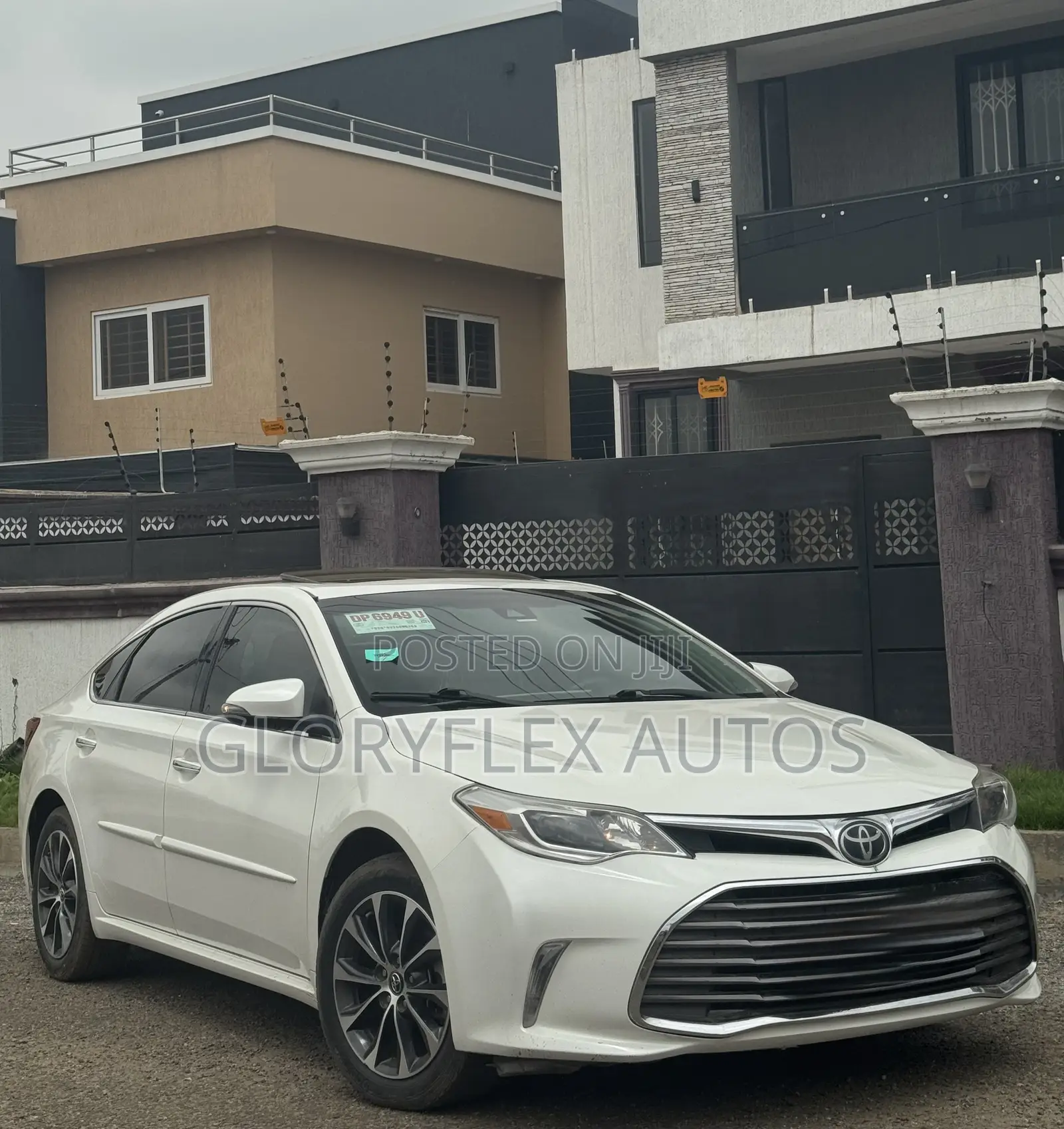 Toyota Avalon XLE Sedan FWD (3.5L 6cyl 6A) 2017 White