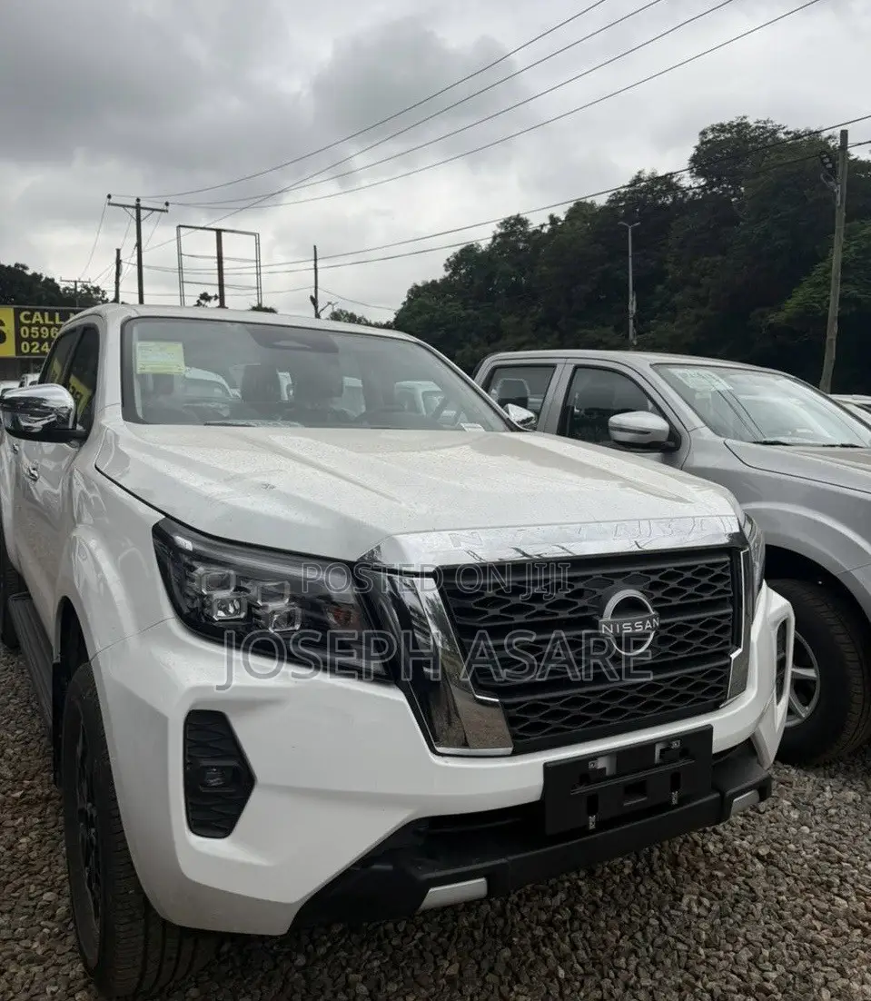 Nissan Navara 2025 White