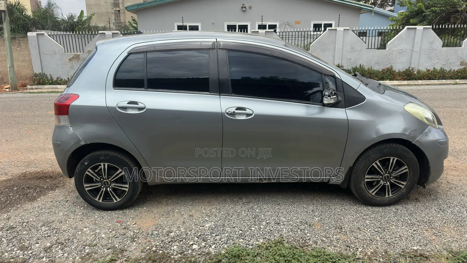 Toyota Yaris Base Hatchback 5dr 2010 Gray