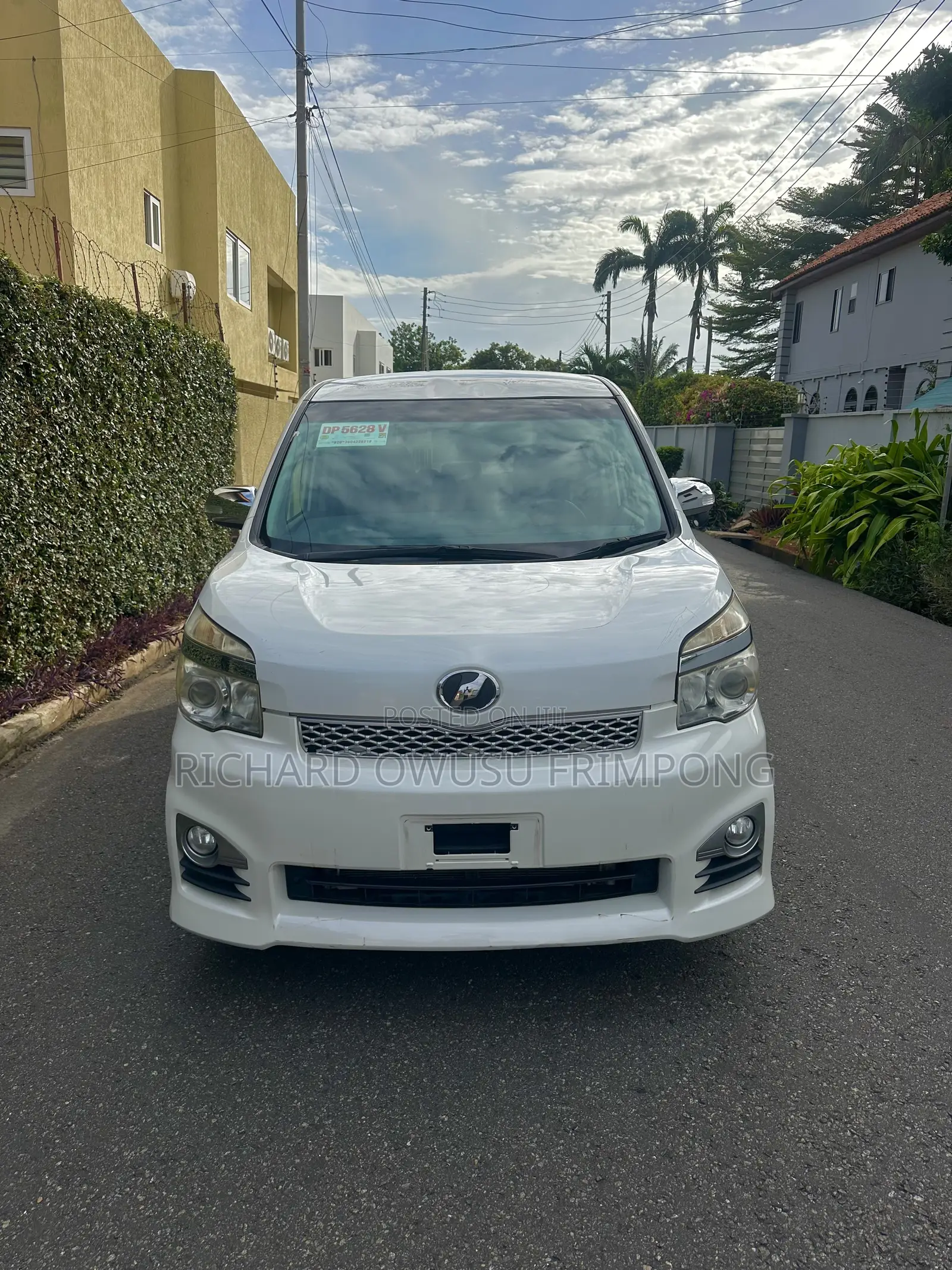 Toyota Voxy V 4WD 8-Seater 2012 White