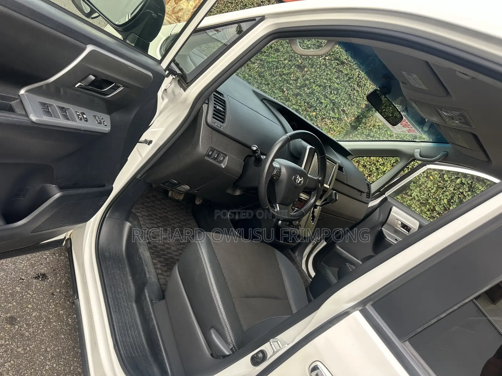 Toyota Voxy V 4WD 8-Seater 2012 White