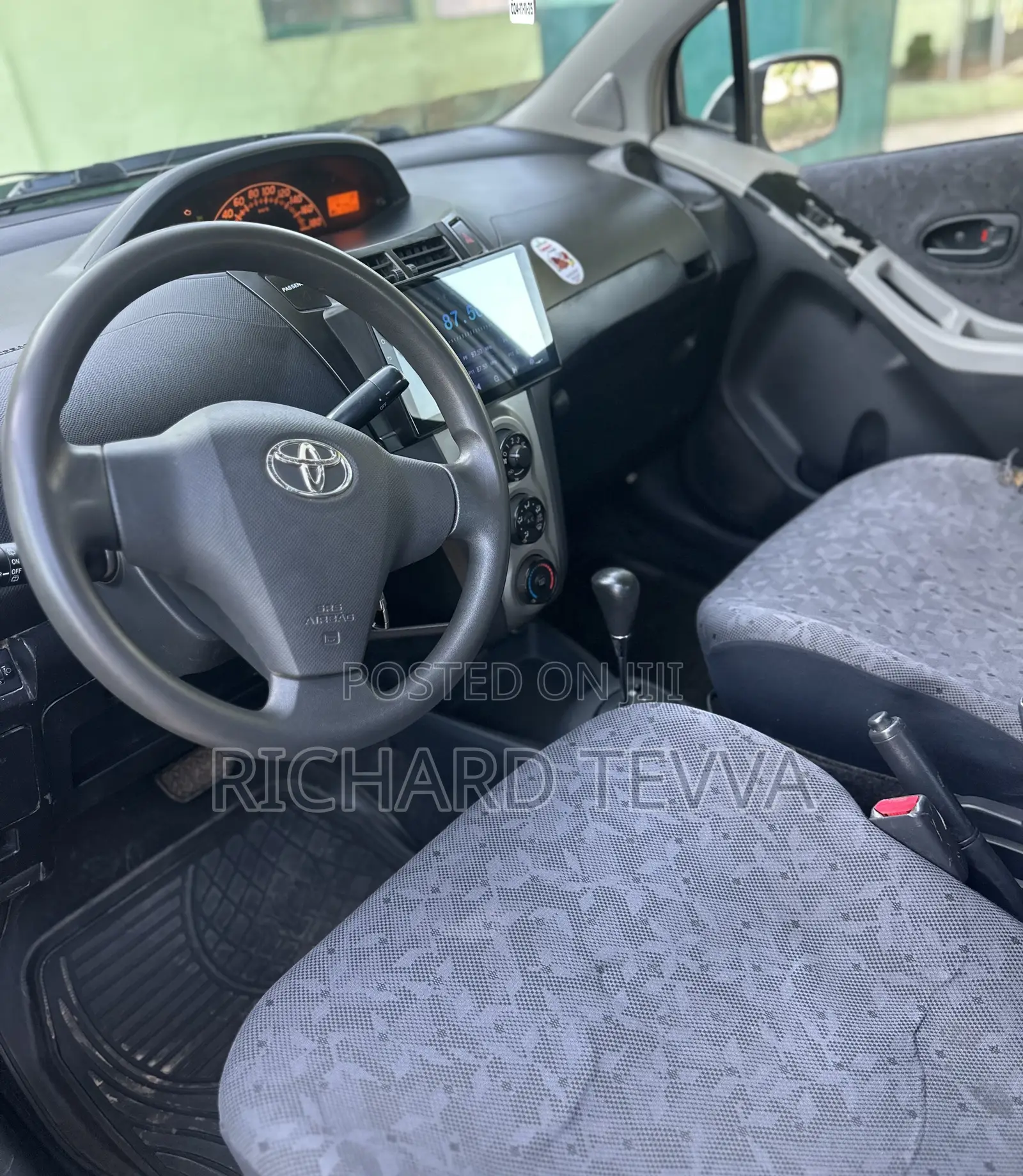 Toyota Vitz 1.3 AWD 5dr 2010 Silver