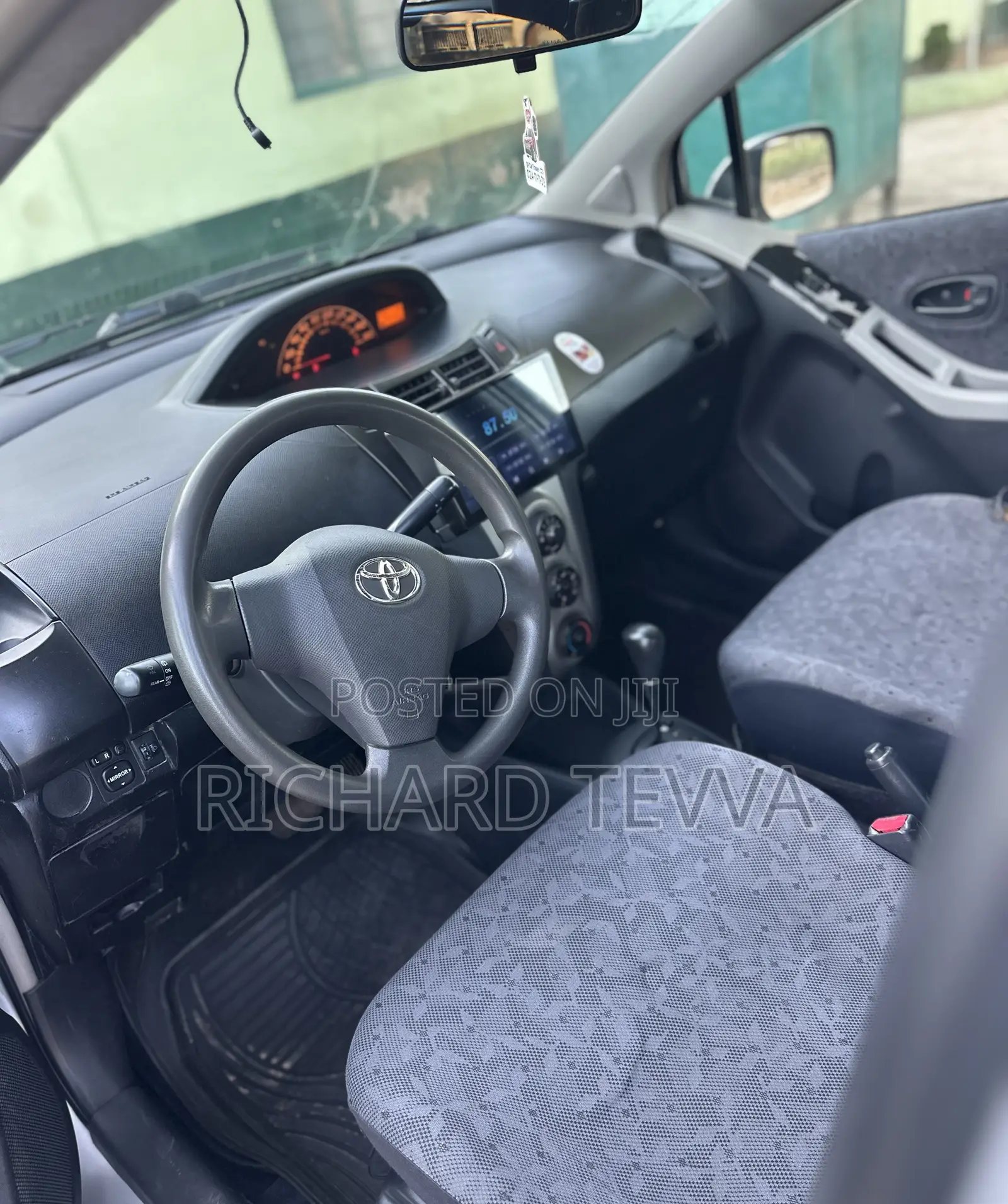 Toyota Vitz 1.3 AWD 5dr 2010 Silver