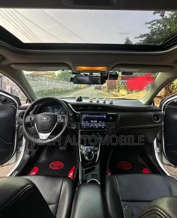 Toyota Corolla XSE (1.8L 4cyl 2A) 2018 White