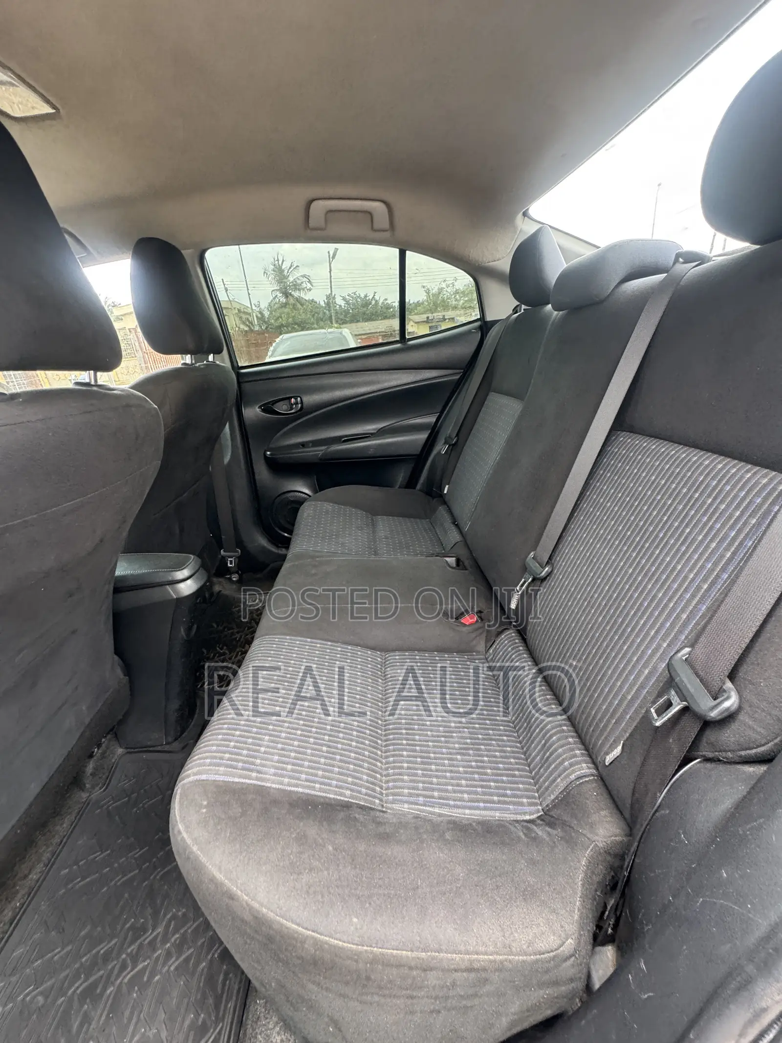 Toyota Yaris LE Sedan 4dr 2019 Gray