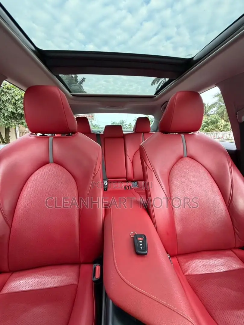 Toyota Camry XLE (2.5L 4cyl 8A) 2019 White
