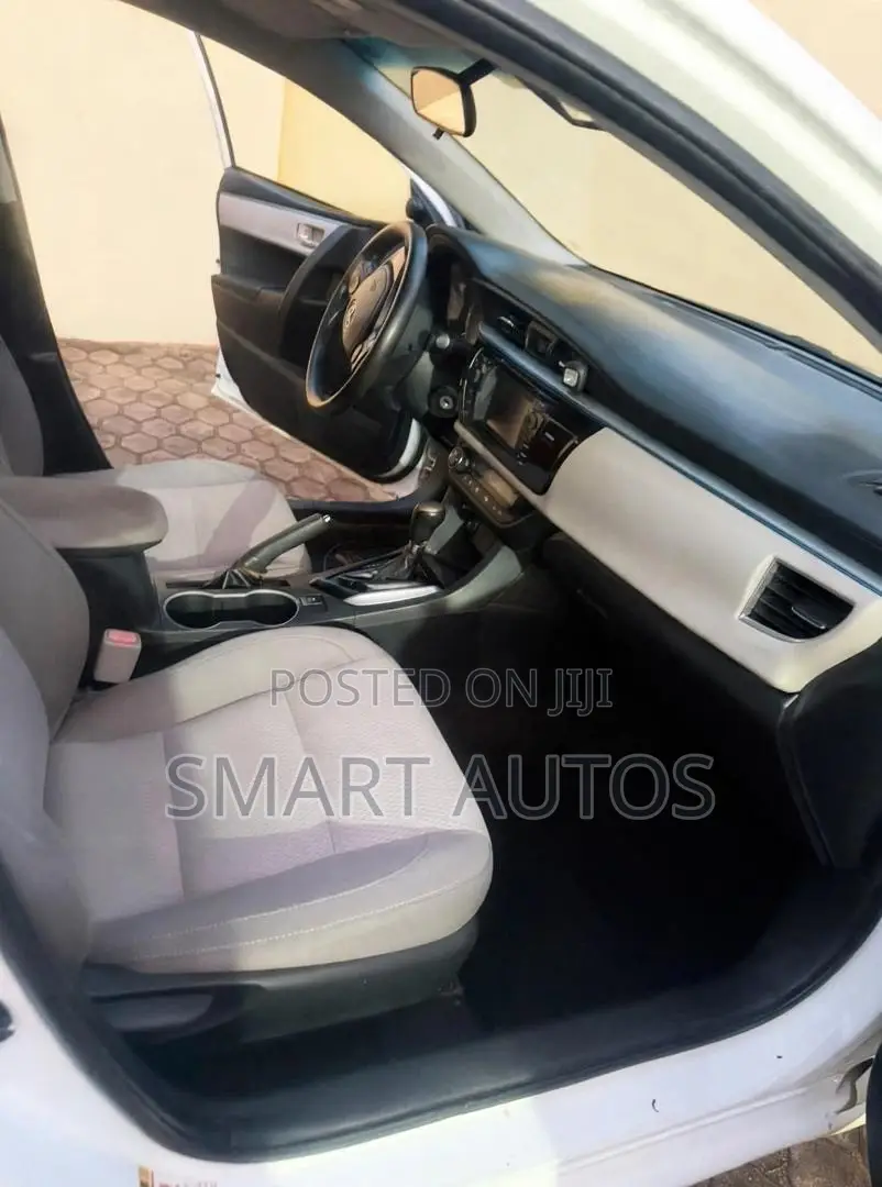Toyota Corolla LE 4dr Sedan (1.8L 4cyl CVT) 2015 White