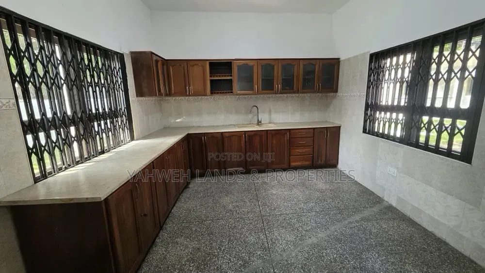 8bdrm House in Italian Embassy for rent
