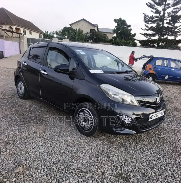 Toyota Vitz 1.3 AWD 5dr 2012 Black