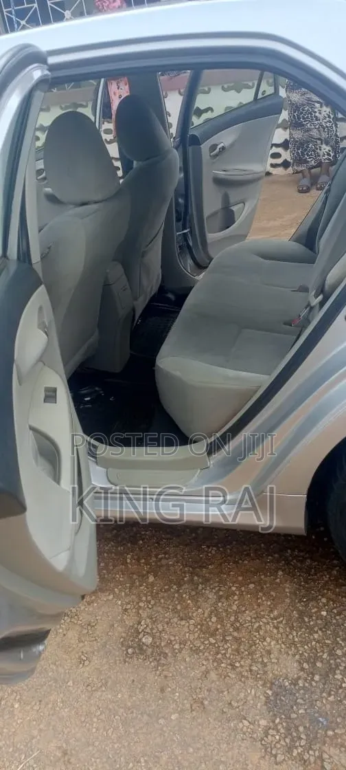 Toyota Corolla LE 4dr Sedan (1.8L 4cyl 4A) 2013 Silver
