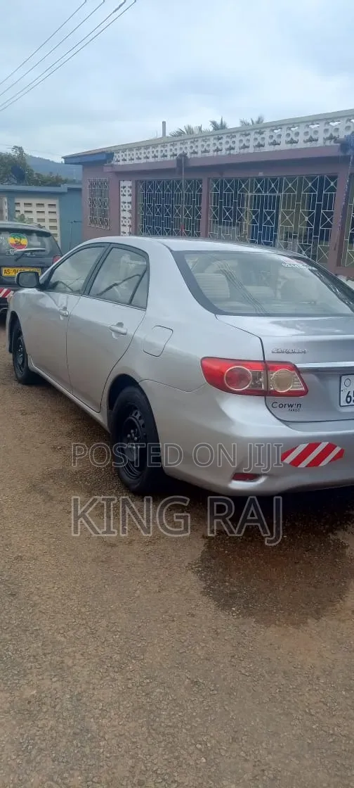 Toyota Corolla LE 4dr Sedan (1.8L 4cyl 4A) 2013 Silver