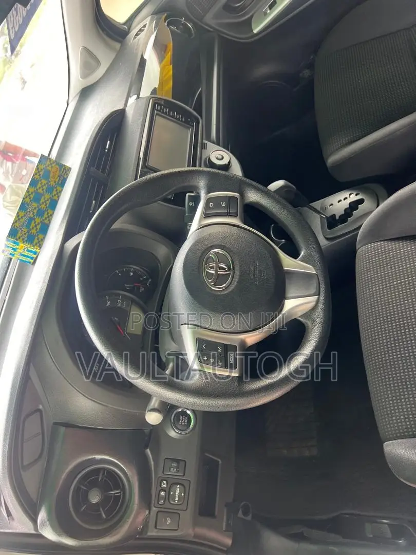 Toyota Vitz 1.3 FWD 5dr 2015 White