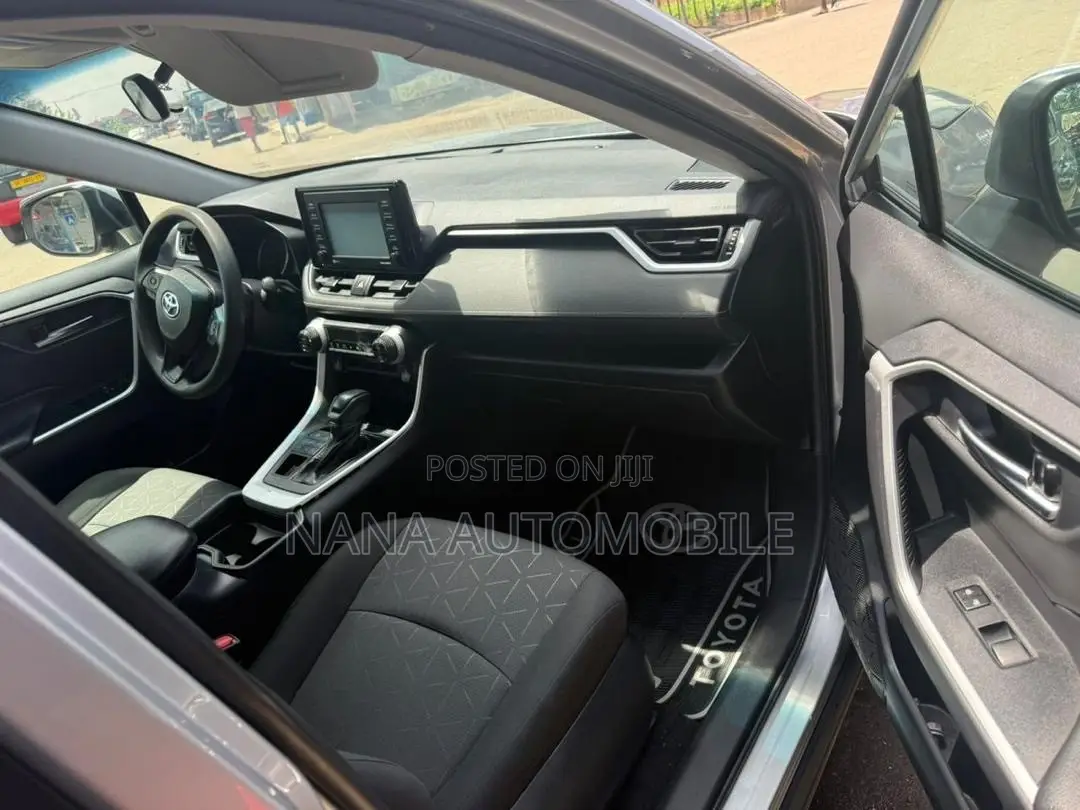 Toyota RAV4 XLE 2021 Gray