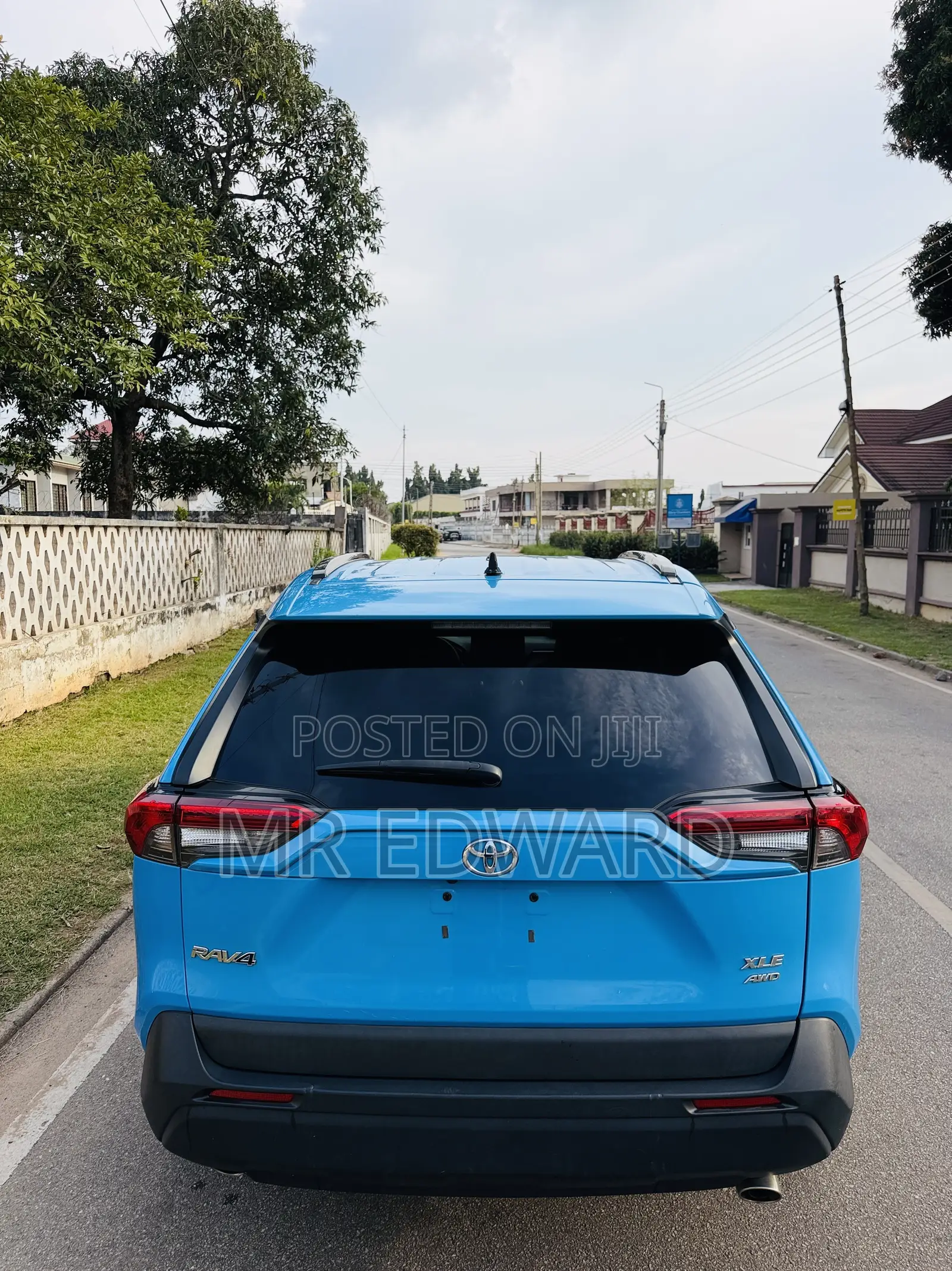 Toyota RAV4 XLE 2021 Blue