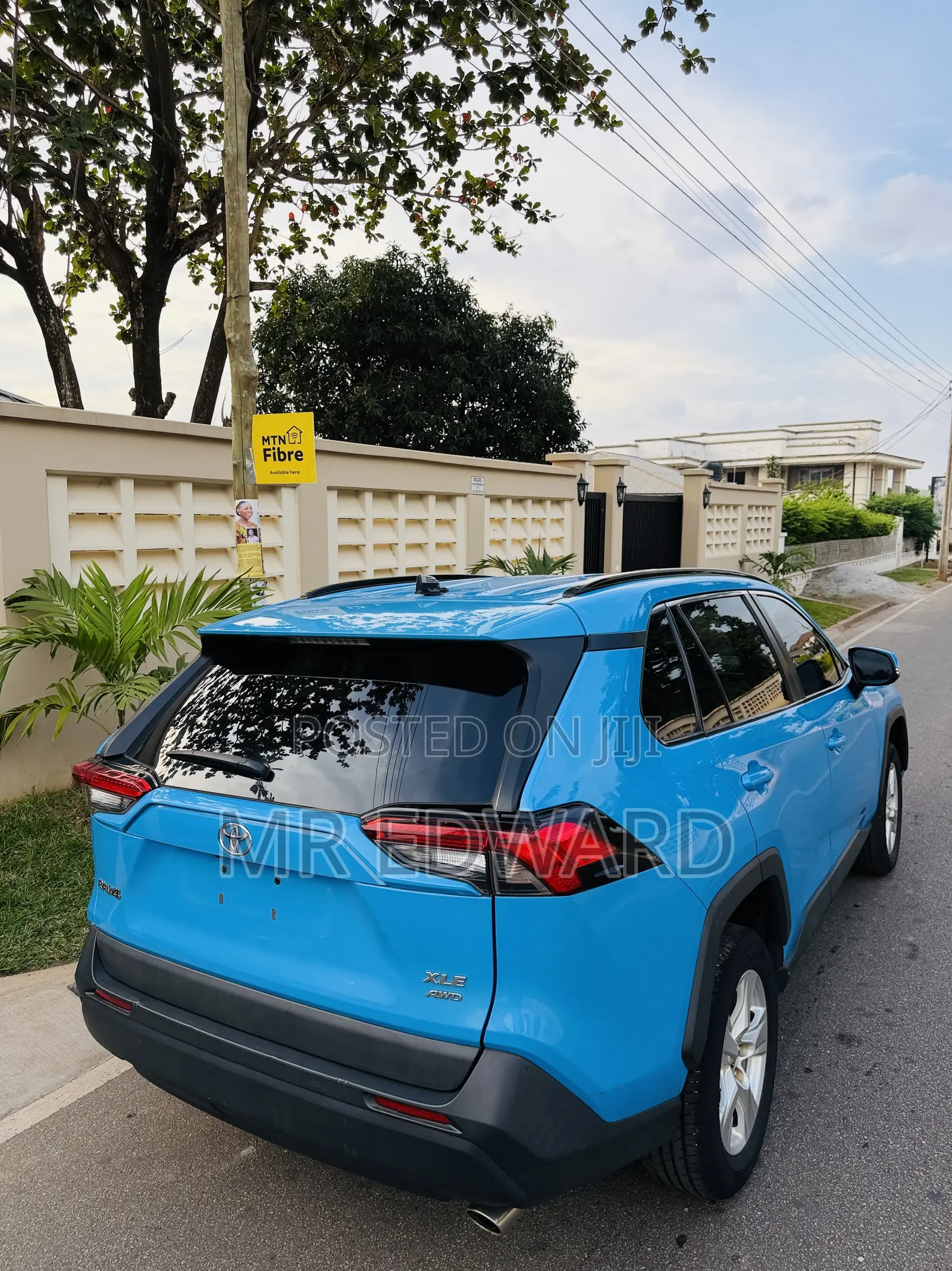 Toyota RAV4 XLE 2021 Blue