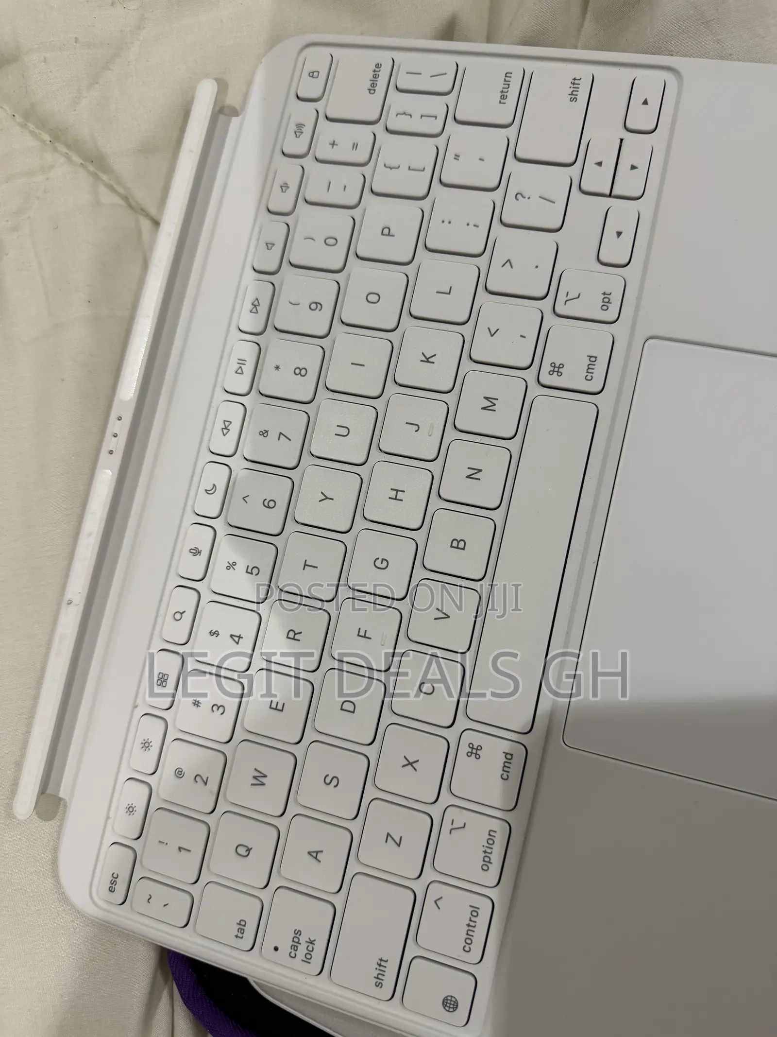 Apple Magic Keyboard Folio A16