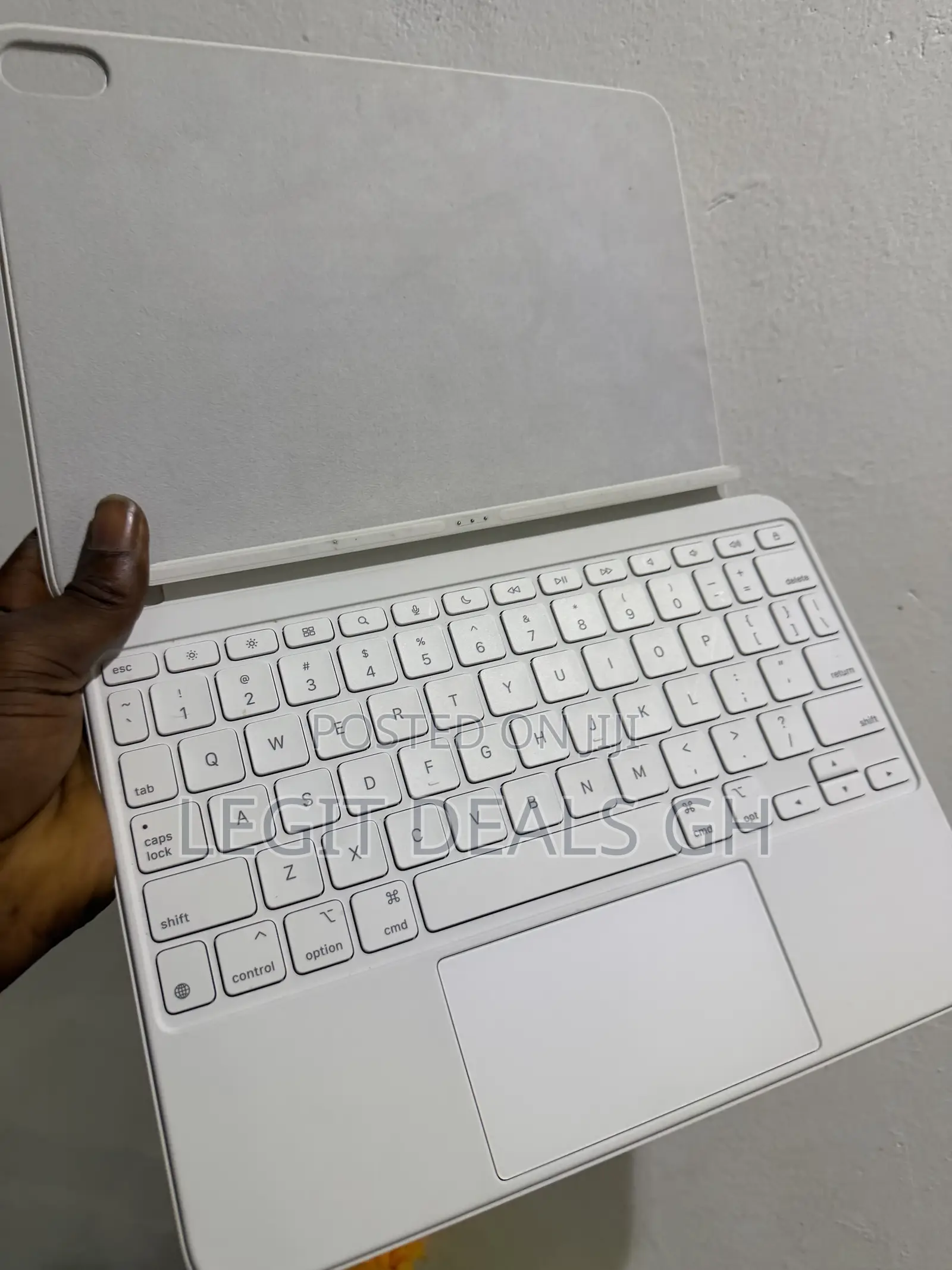 Apple Magic Keyboard Folio A16