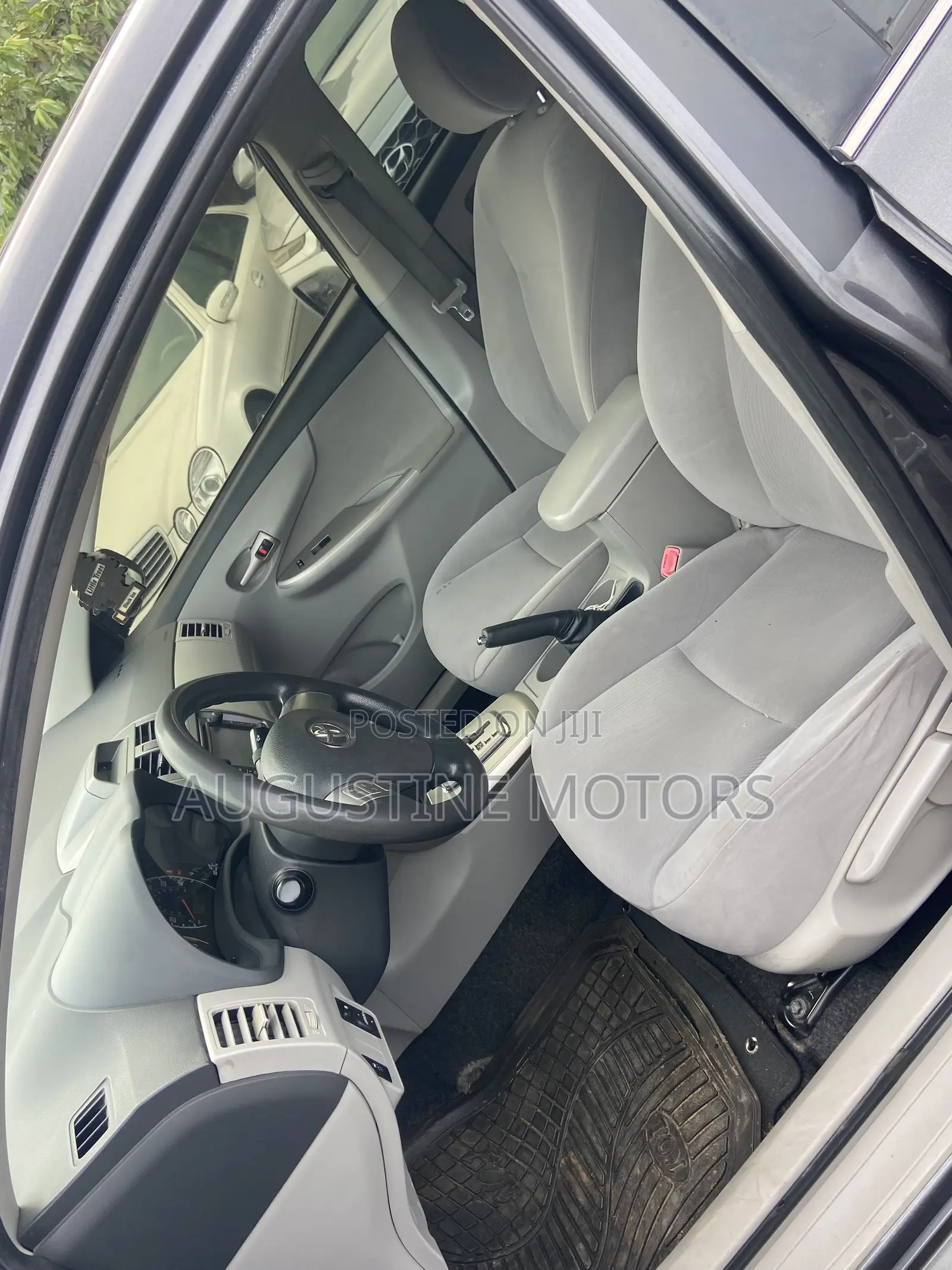 Toyota Corolla LE 4dr Sedan (1.8L 4cyl 4A) 2013 Gray