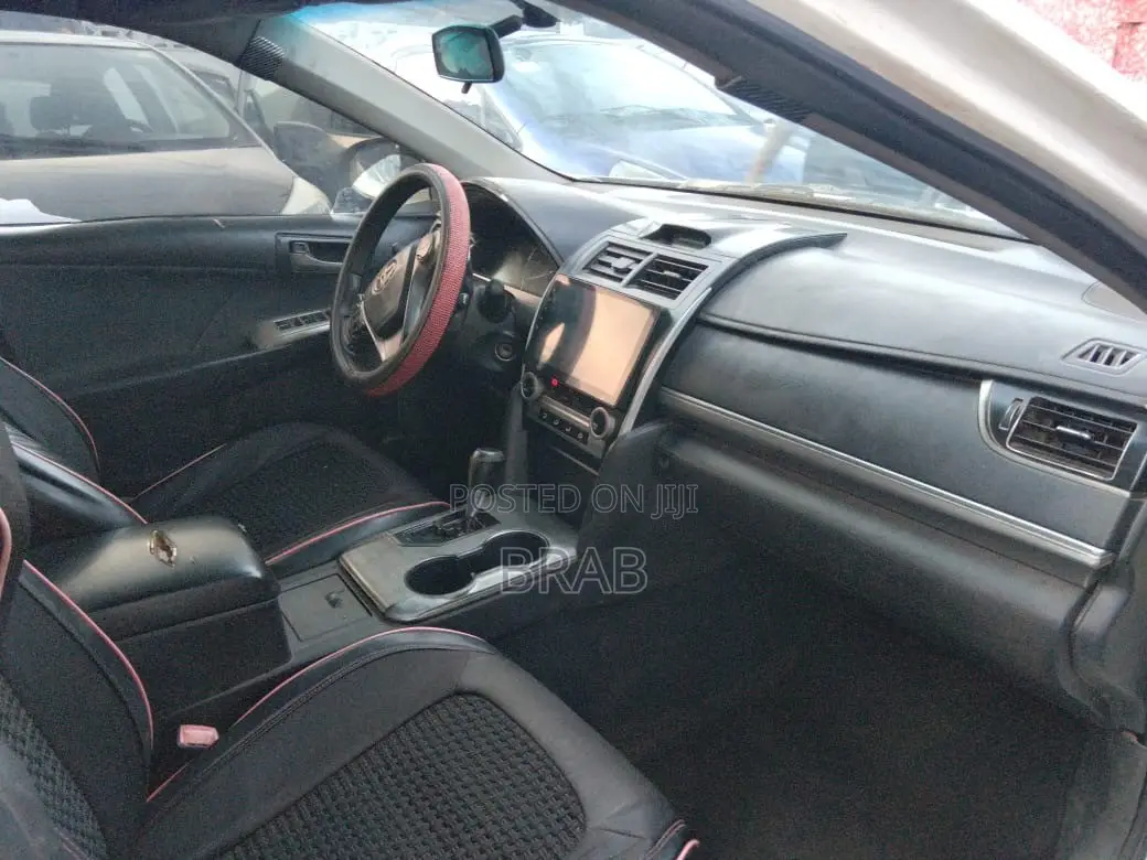 Toyota Camry SE 4dr Sedan (2.5L 4cyl 6A) 2012 White