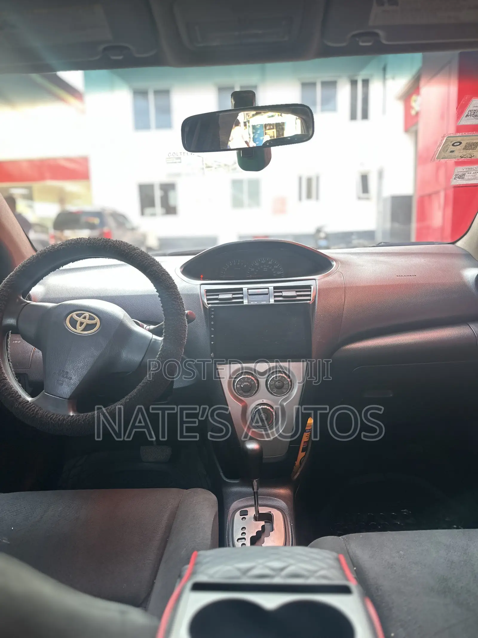 Toyota Yaris Base Sedan 4dr 2010 White