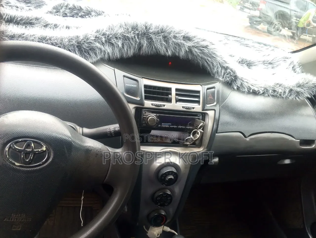 Toyota Vitz 2010 Silver