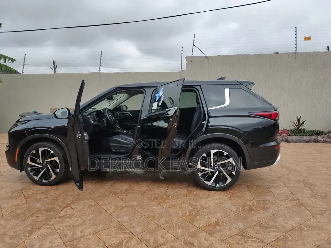 Mitsubishi Outlander 2022 Black