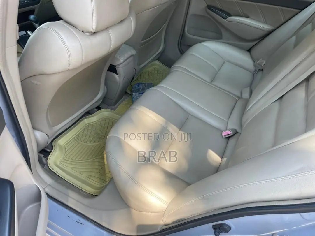 Honda Civic 1.8 5 Door Automatic 2010 Gray