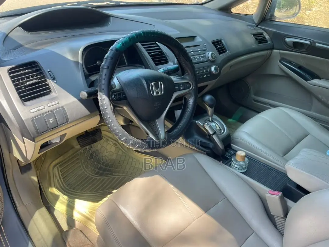 Honda Civic 1.8 5 Door Automatic 2010 Gray